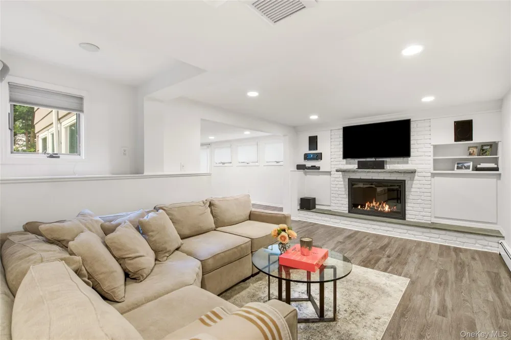 29 Sycamore Drive Roslyn, NY 11576