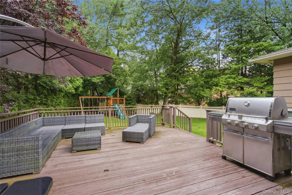 29 Sycamore Drive Roslyn, NY 11576