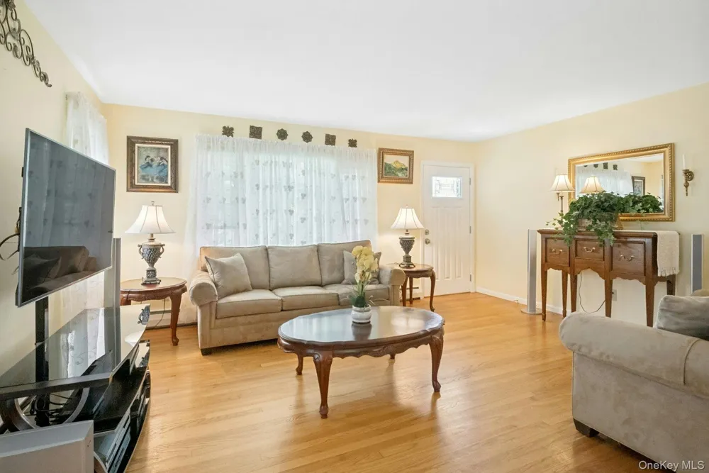 874 Linda Avenue Thornwood, NY 10594