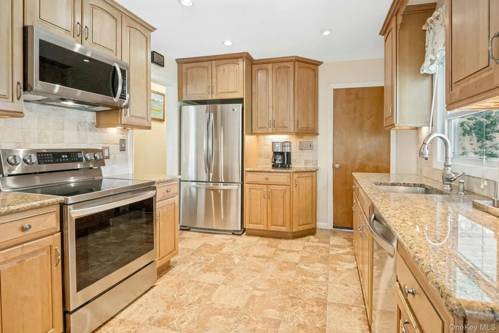 874 Linda Avenue Thornwood, NY 10594