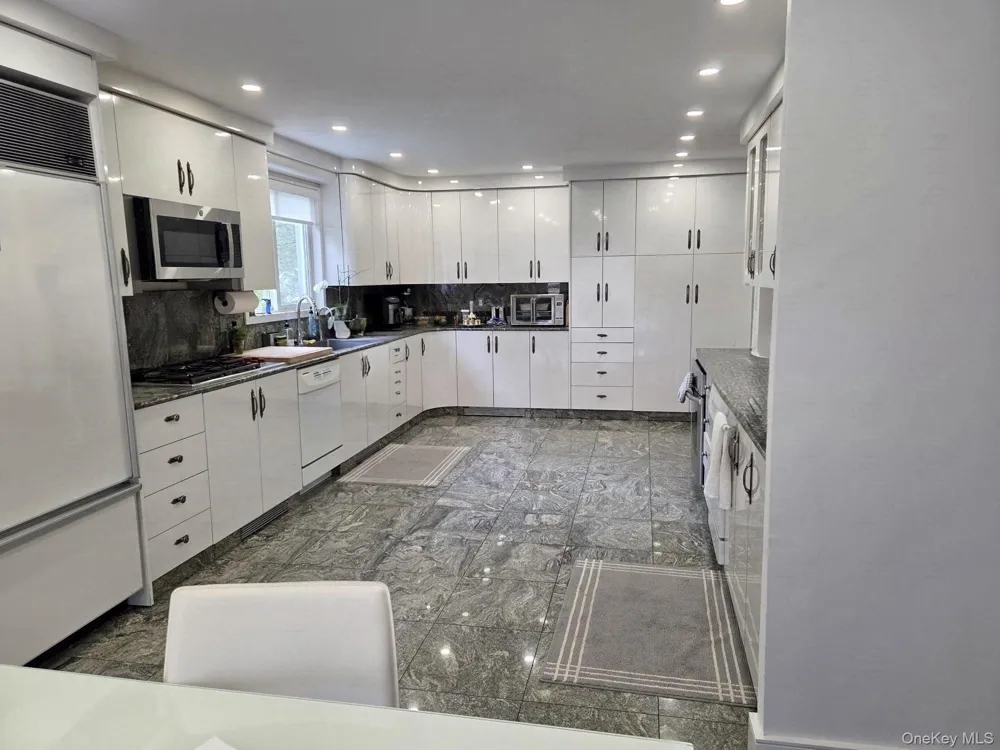 541 Cedarwood Drive Cedarhurst, NY 11516