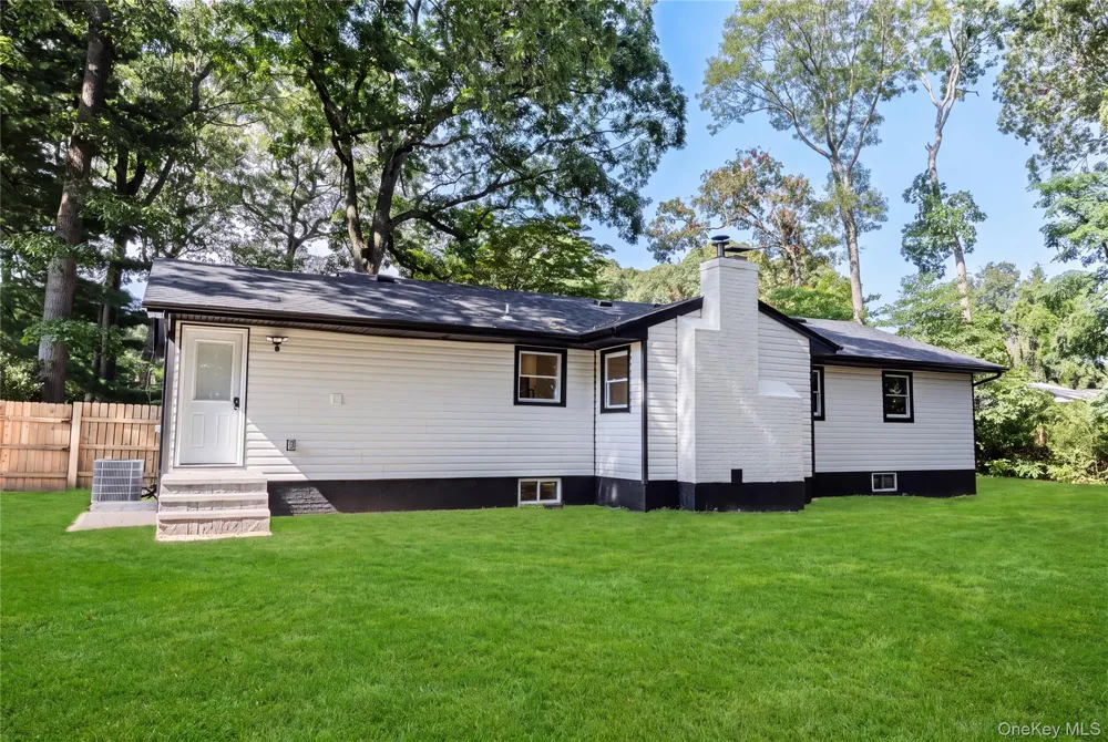 14 Camelot Lane East Setauket, NY 11733