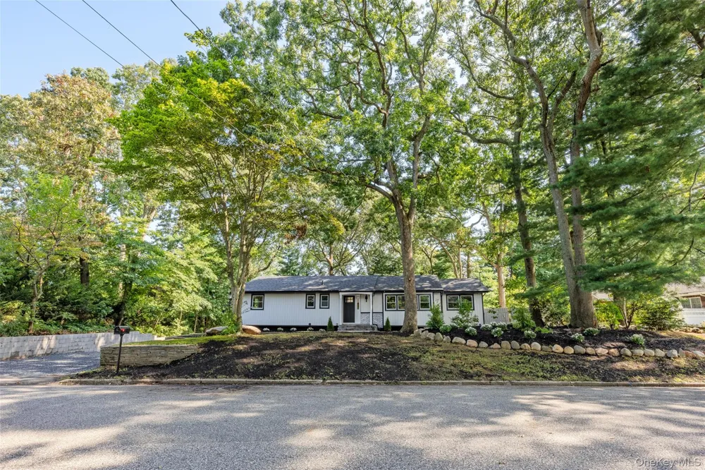 14 Camelot Lane East Setauket, NY 11733