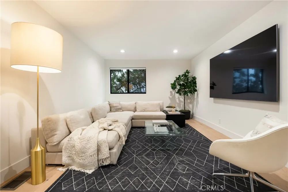 4234 Alhama Drive Woodland Hills, CA 91364