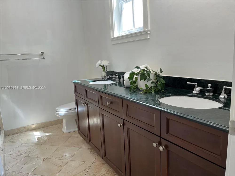 570 Loretto Ave #10 Coral Gables, FL 33146