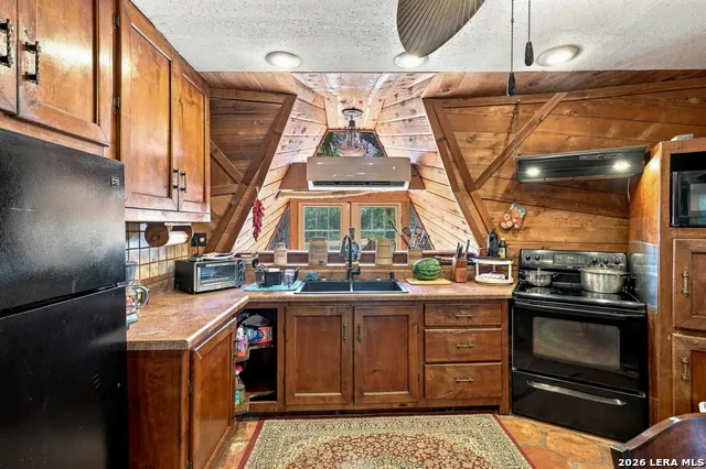 875 County Road 327 Pleasanton, TX 78064