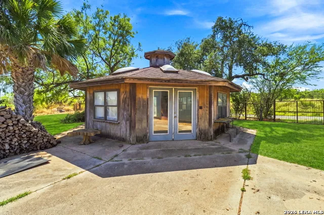 875 County Road 327 Pleasanton, TX 78064