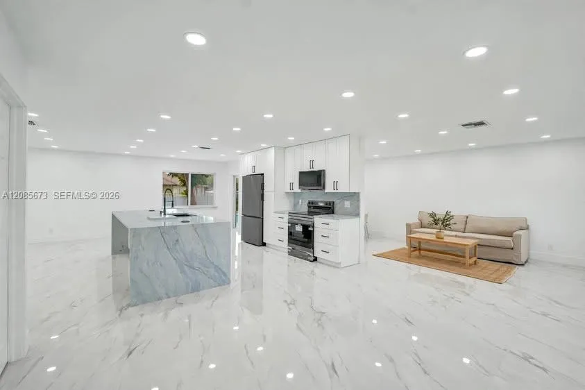 10601 NW 43rd Ct Coral Springs, FL 33065