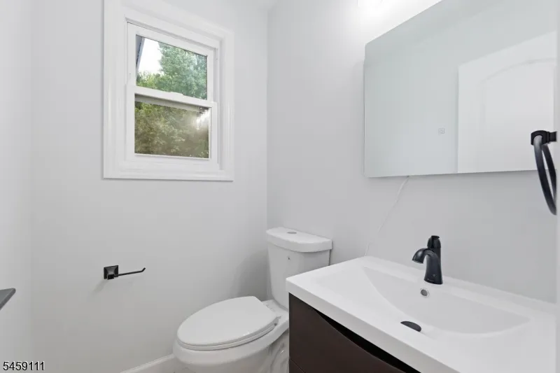 14 Saddle Dr Mount Laurel, NJ 08054