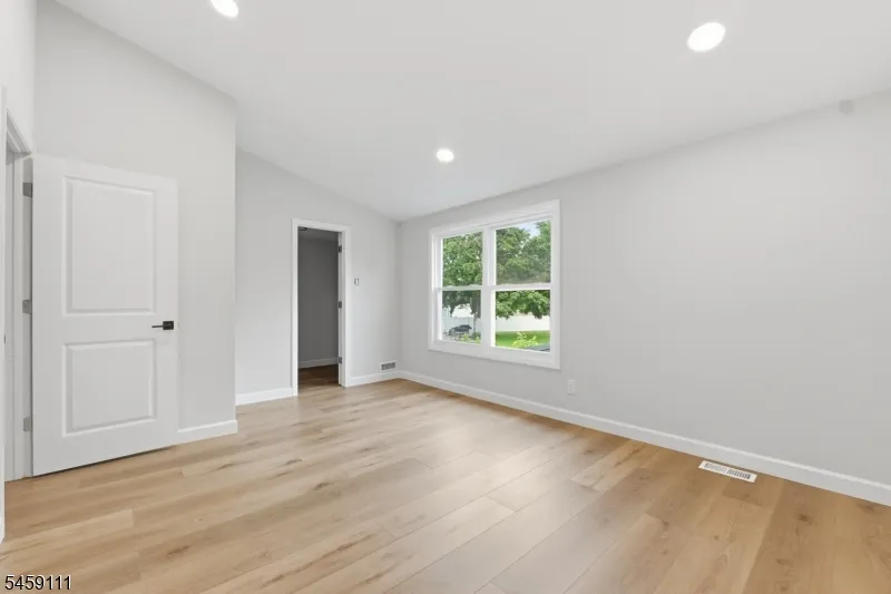 14 Saddle Dr Mount Laurel, NJ 08054