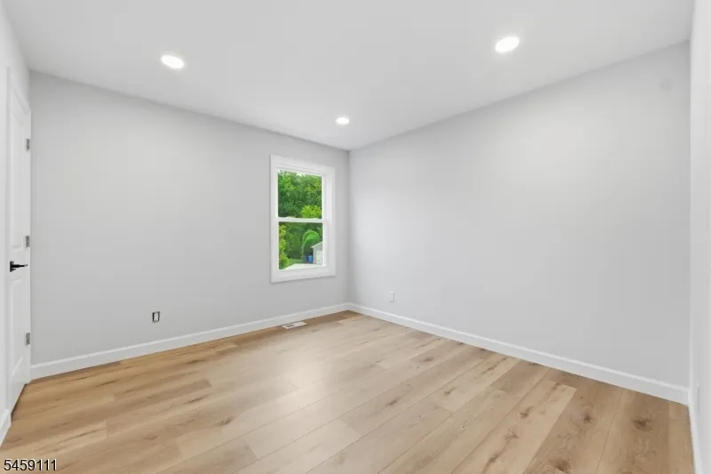 14 Saddle Dr Mount Laurel, NJ 08054