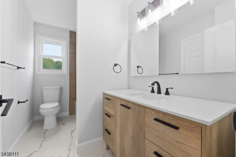 14 Saddle Dr Mount Laurel, NJ 08054