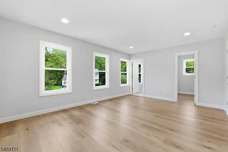 14 Saddle Dr Mount Laurel, NJ 08054