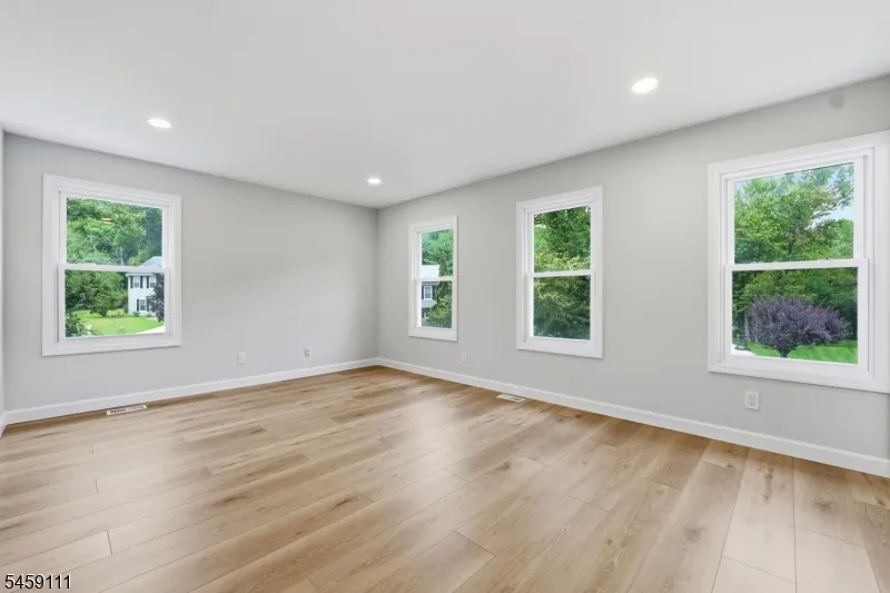 14 Saddle Dr Mount Laurel, NJ 08054