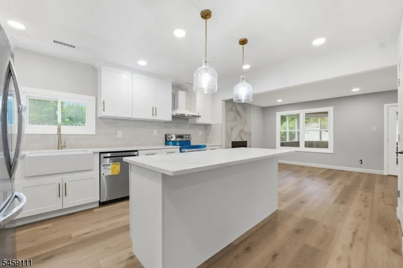 14 Saddle Dr Mount Laurel, NJ 08054