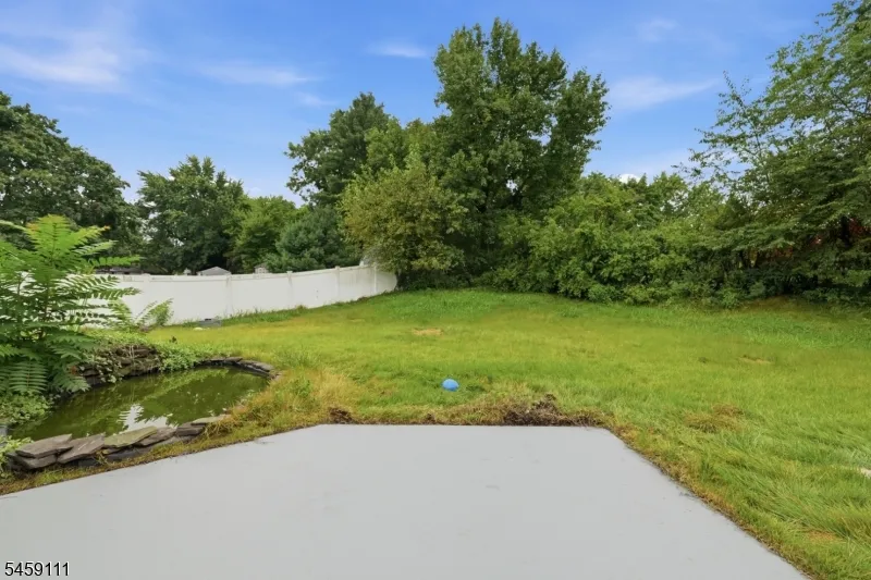 14 Saddle Dr Mount Laurel, NJ 08054