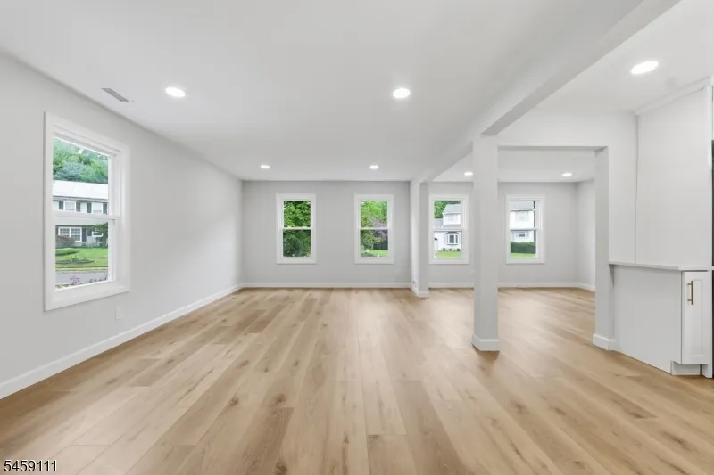 14 Saddle Dr Mount Laurel, NJ 08054
