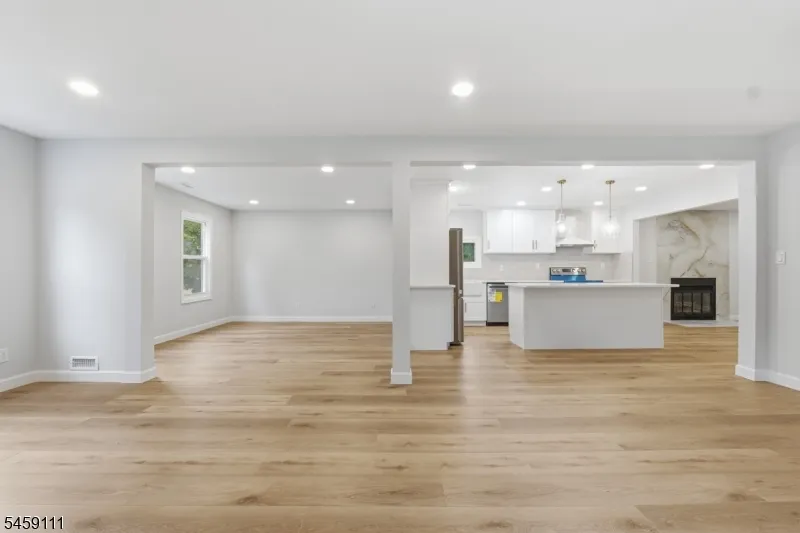 14 Saddle Dr Mount Laurel, NJ 08054