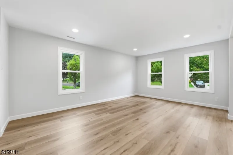 14 Saddle Dr Mount Laurel, NJ 08054
