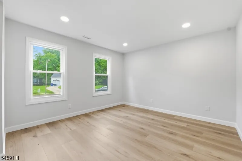 14 Saddle Dr Mount Laurel, NJ 08054