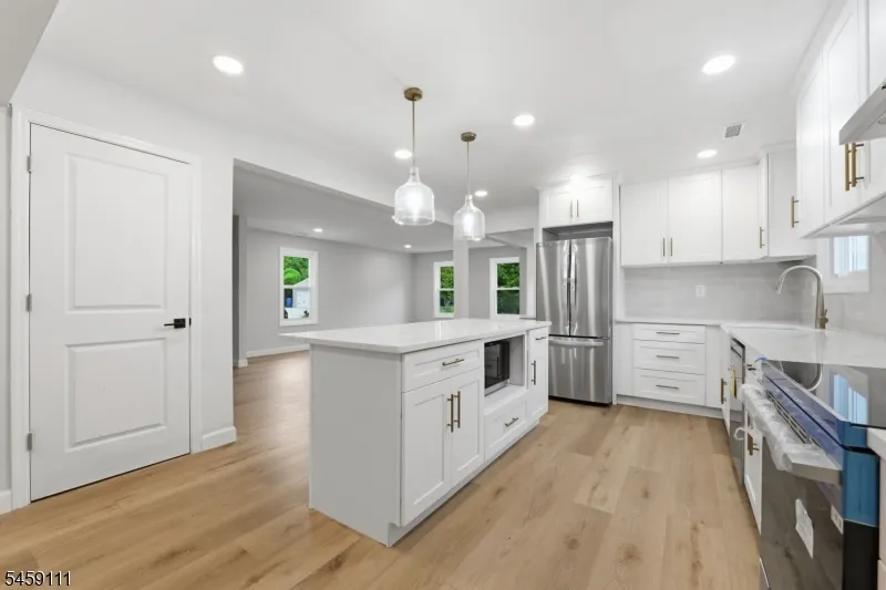 14 Saddle Dr Mount Laurel, NJ 08054