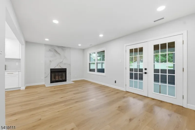 14 Saddle Dr Mount Laurel, NJ 08054