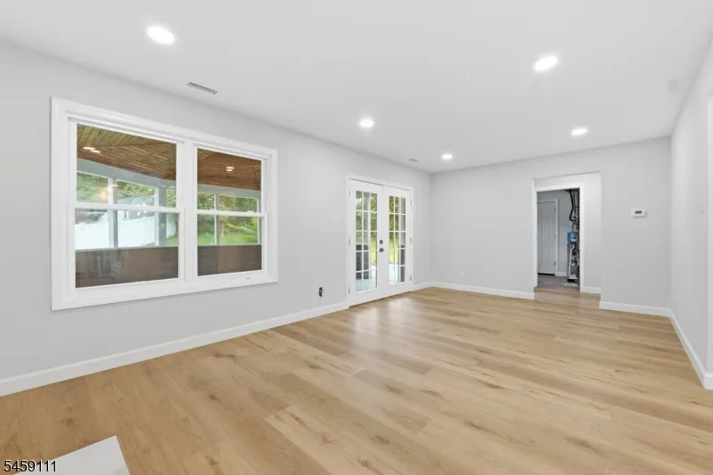 14 Saddle Dr Mount Laurel, NJ 08054