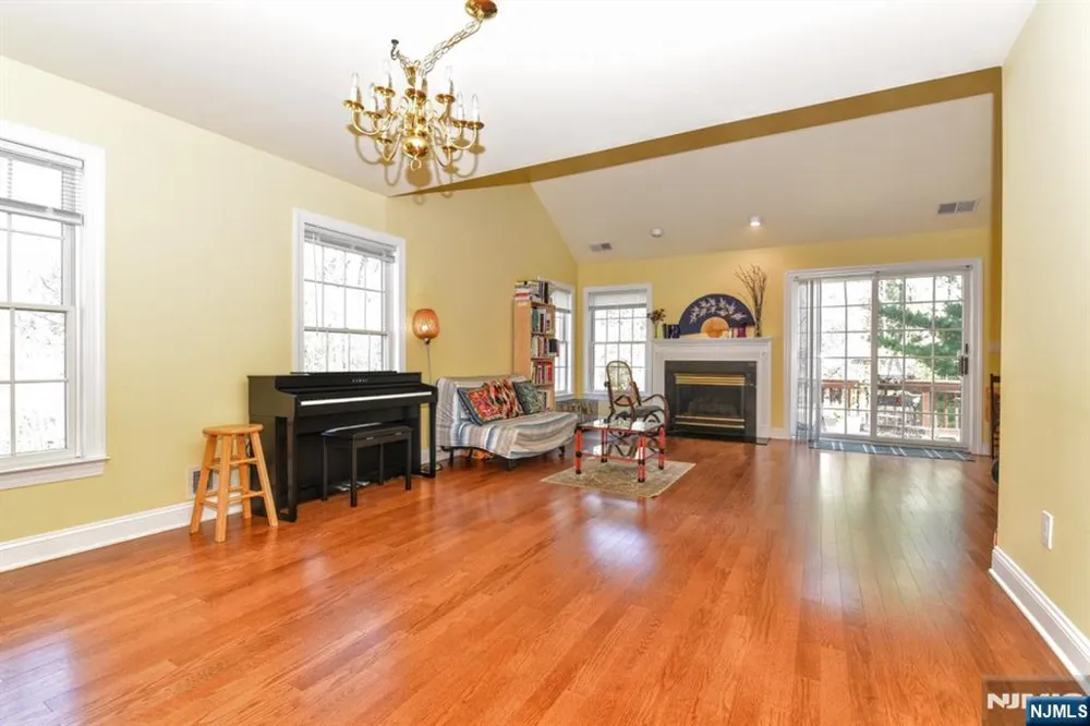 66 Pheasant Run Old Tappan, NJ 07675