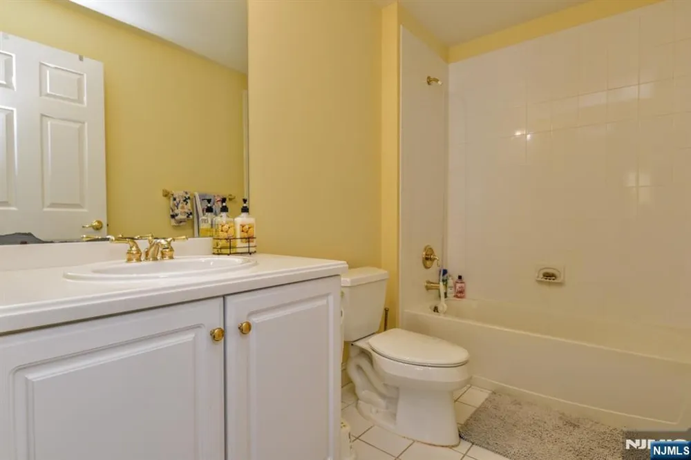 66 Pheasant Run Old Tappan, NJ 07675