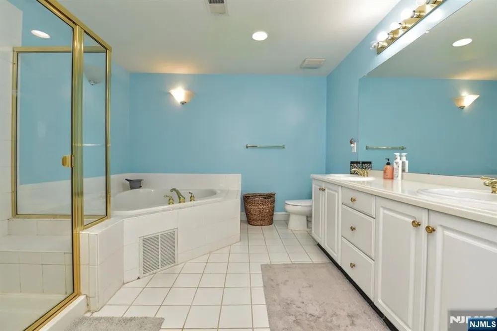 66 Pheasant Run Old Tappan, NJ 07675