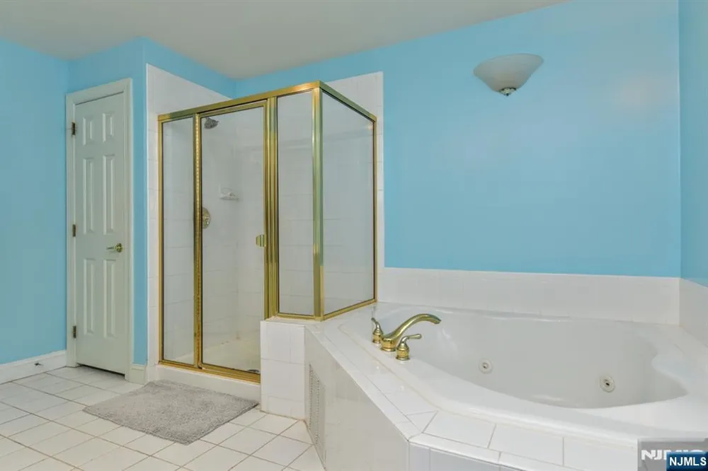 66 Pheasant Run Old Tappan, NJ 07675