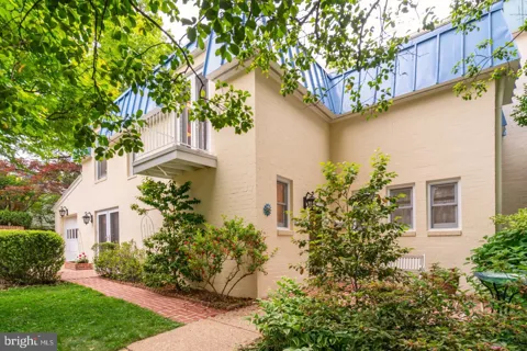 201 GARDEN COURT