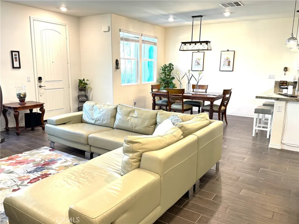 7120 Vernazza Eastvale, CA 92880