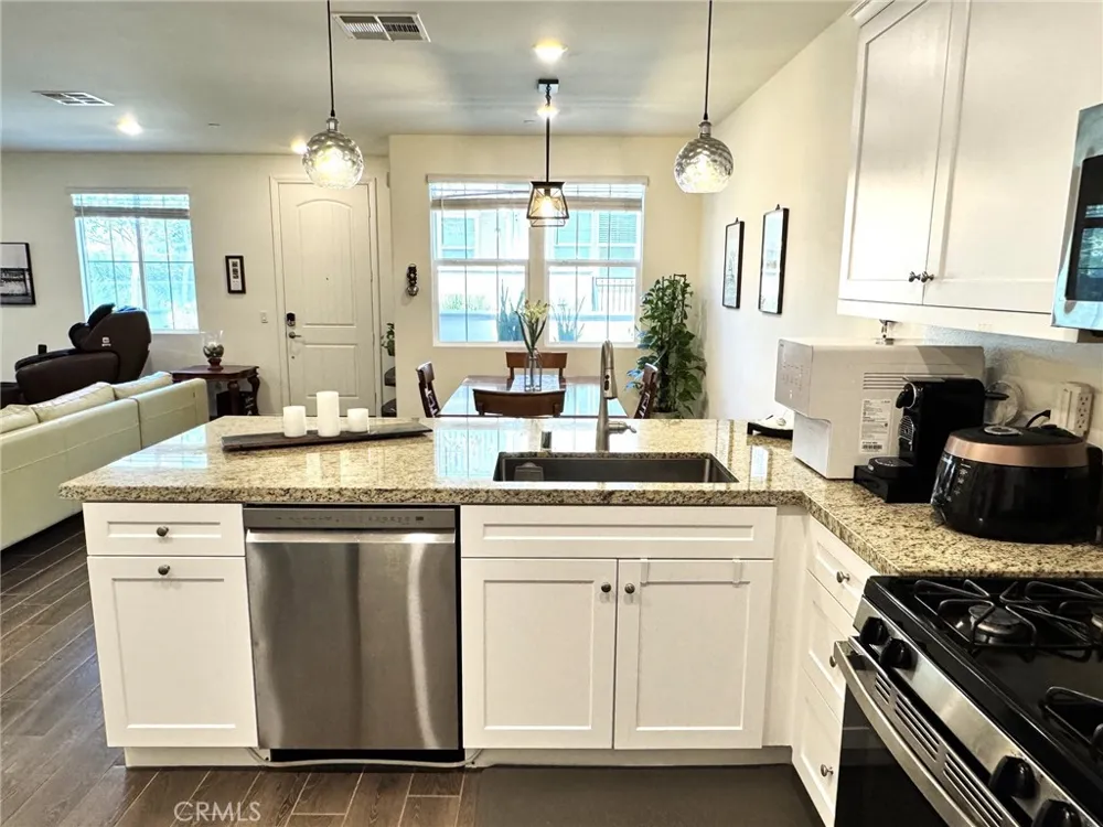 7120 Vernazza Eastvale, CA 92880