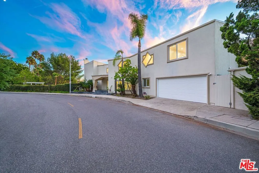 1121 Roberto Lane Los Angeles, CA 90077