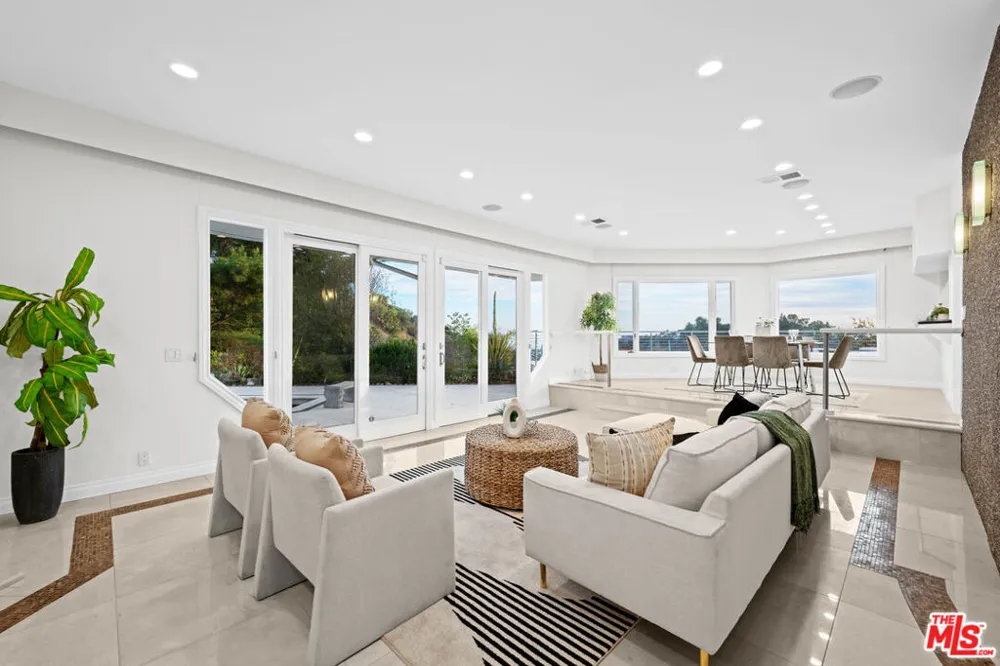 1121 Roberto Lane Los Angeles, CA 90077