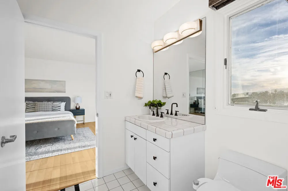 1121 Roberto Lane Los Angeles, CA 90077