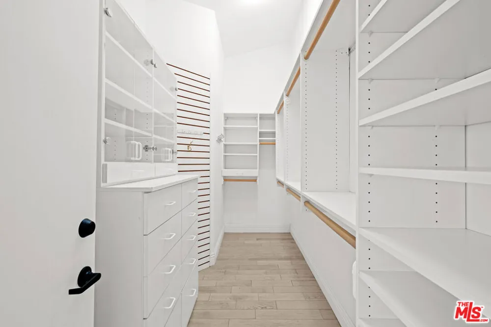 1121 Roberto Lane Los Angeles, CA 90077