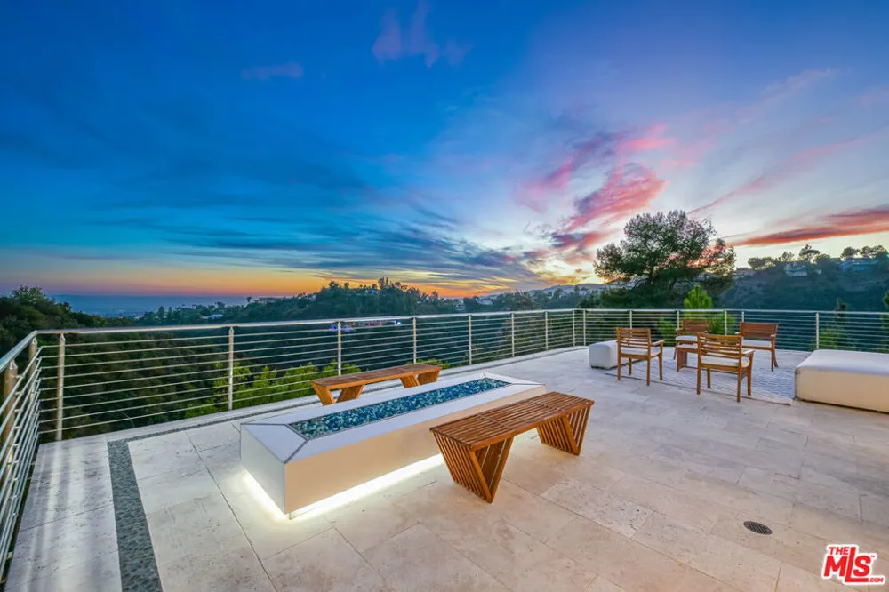 1121 Roberto Lane Los Angeles, CA 90077