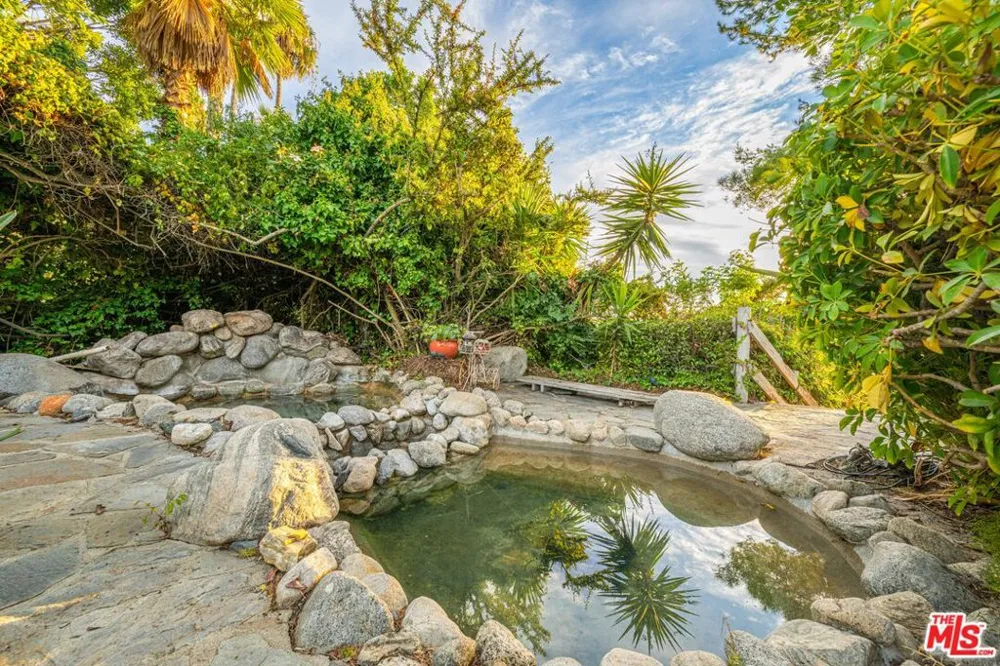 1121 Roberto Lane Los Angeles, CA 90077