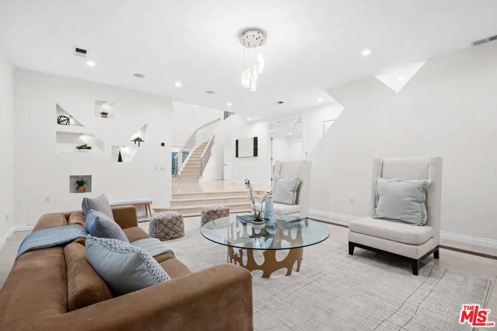 1121 Roberto Lane Los Angeles, CA 90077