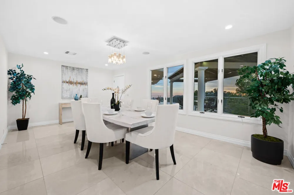 1121 Roberto Lane Los Angeles, CA 90077