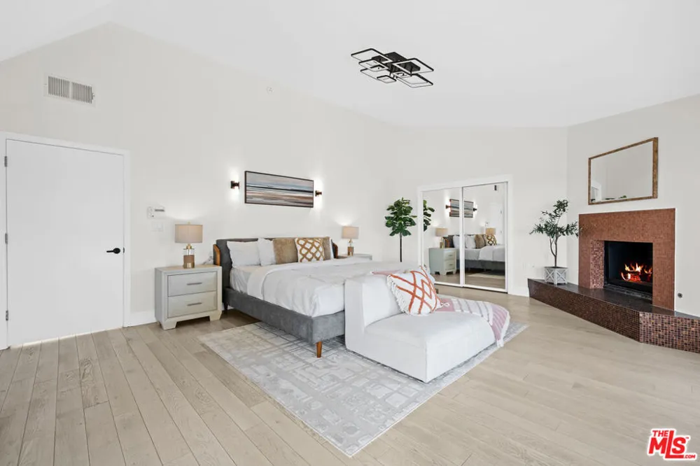 1121 Roberto Lane Los Angeles, CA 90077