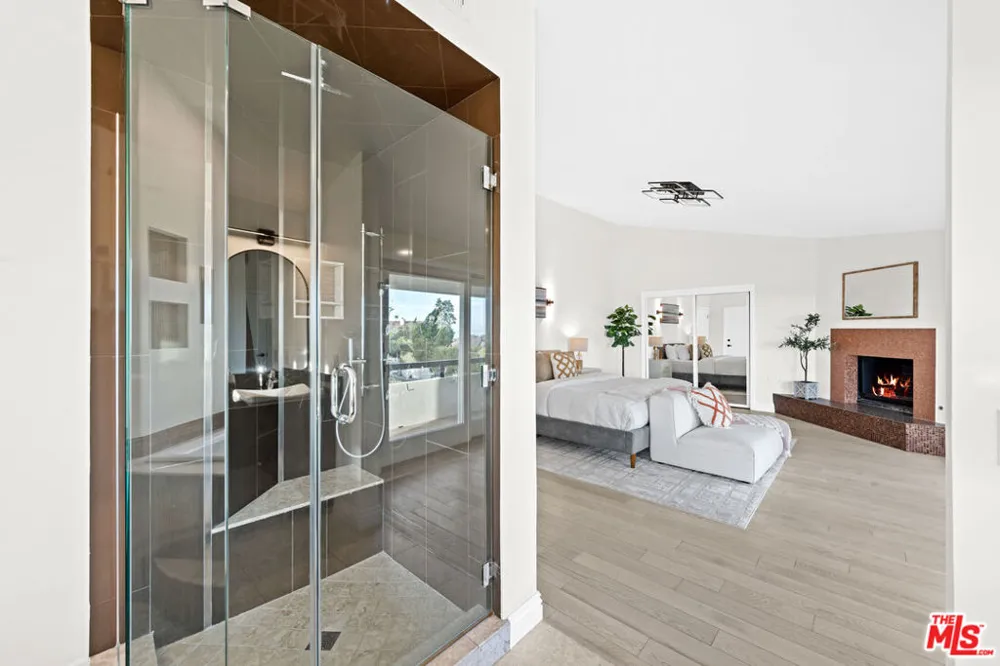 1121 Roberto Lane Los Angeles, CA 90077