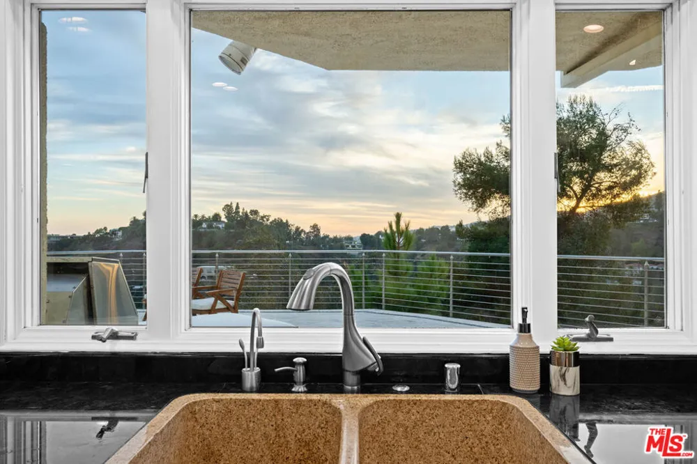 1121 Roberto Lane Los Angeles, CA 90077