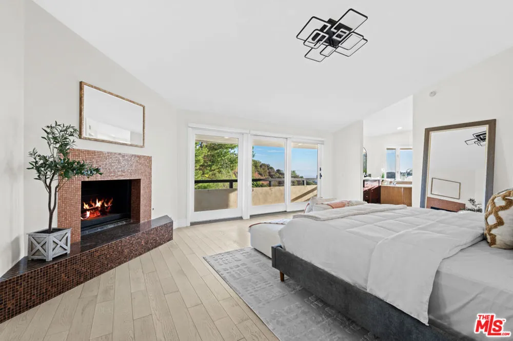 1121 Roberto Lane Los Angeles, CA 90077