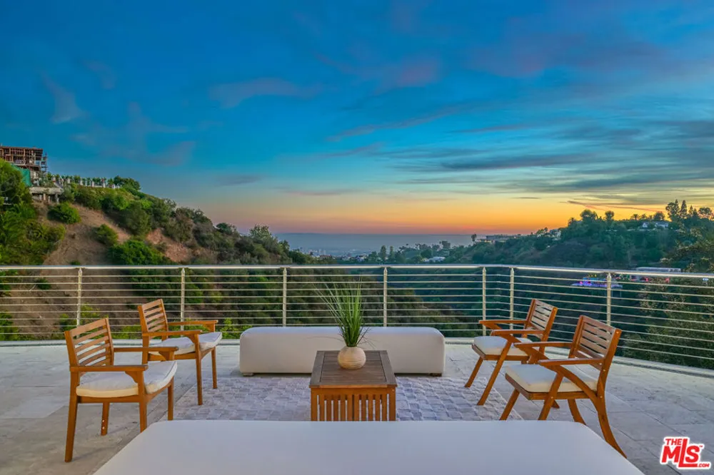 1121 Roberto Lane Los Angeles, CA 90077