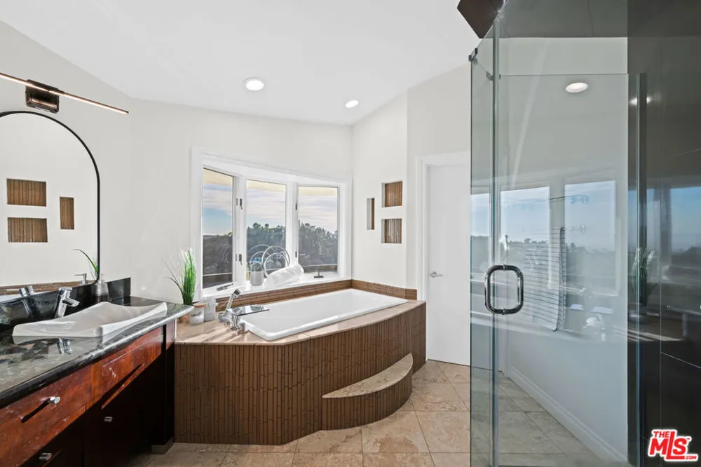 1121 Roberto Lane Los Angeles, CA 90077