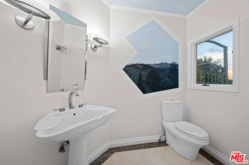 1121 Roberto Lane Los Angeles, CA 90077