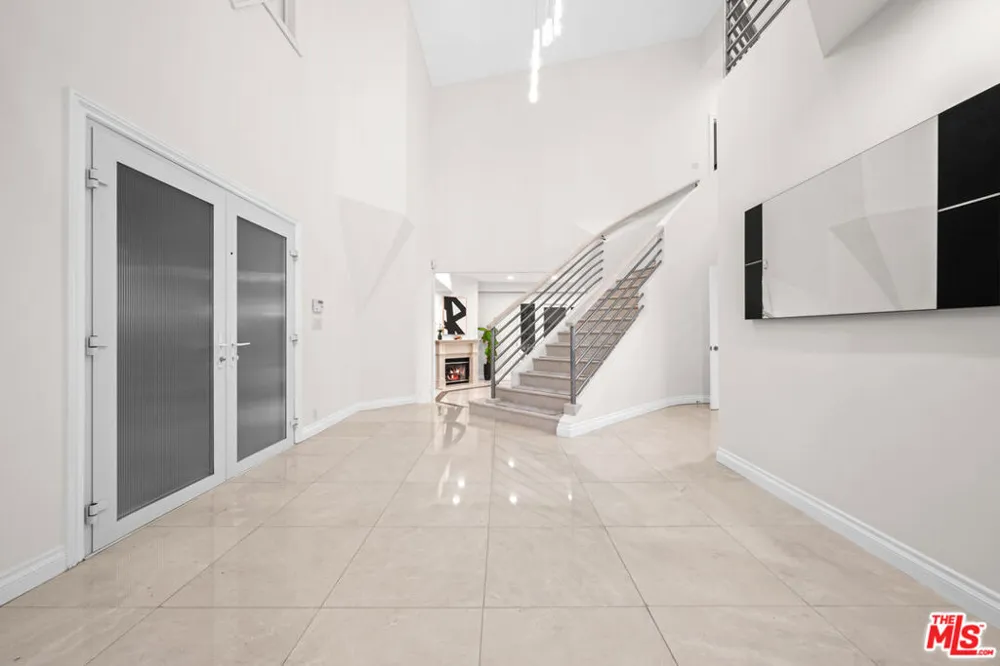 1121 Roberto Lane Los Angeles, CA 90077